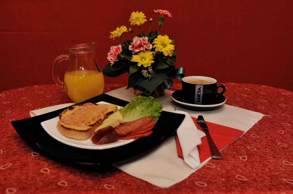 Hotel Prolet Sjoemen Buitenkant foto